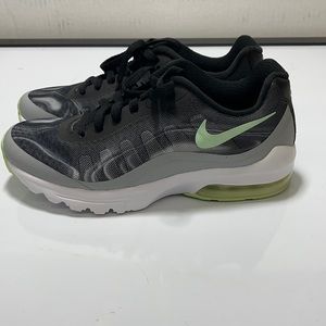 Nike Womens Air Max Invigor Black Green  Size 7.5